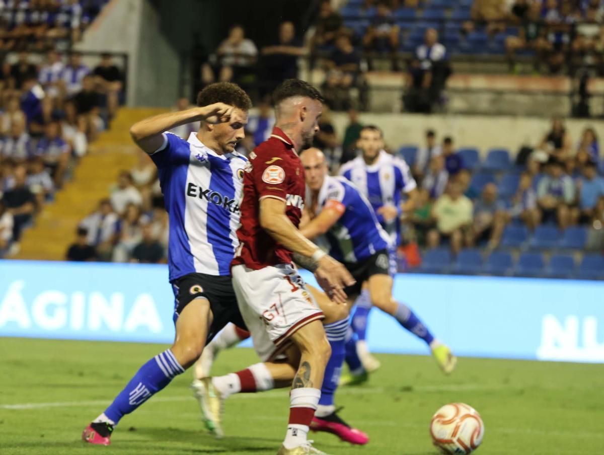 Javi Moreno, del Real Murcia, durante una acción ante el Hércules.
