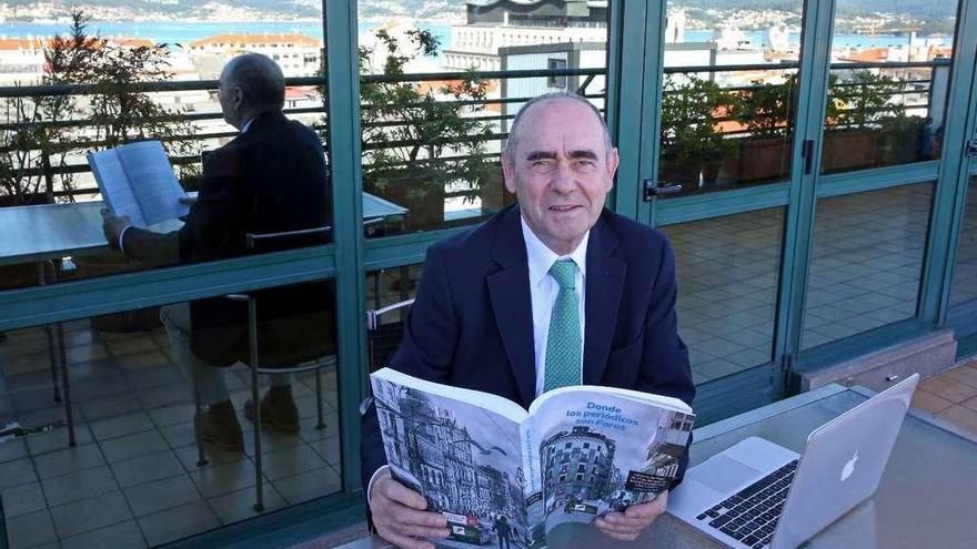 El Cronista Oficial de Vigo, Ceferino de Blas, en su domicilio junto al libro y con la ría de fondo. // M.G.B.