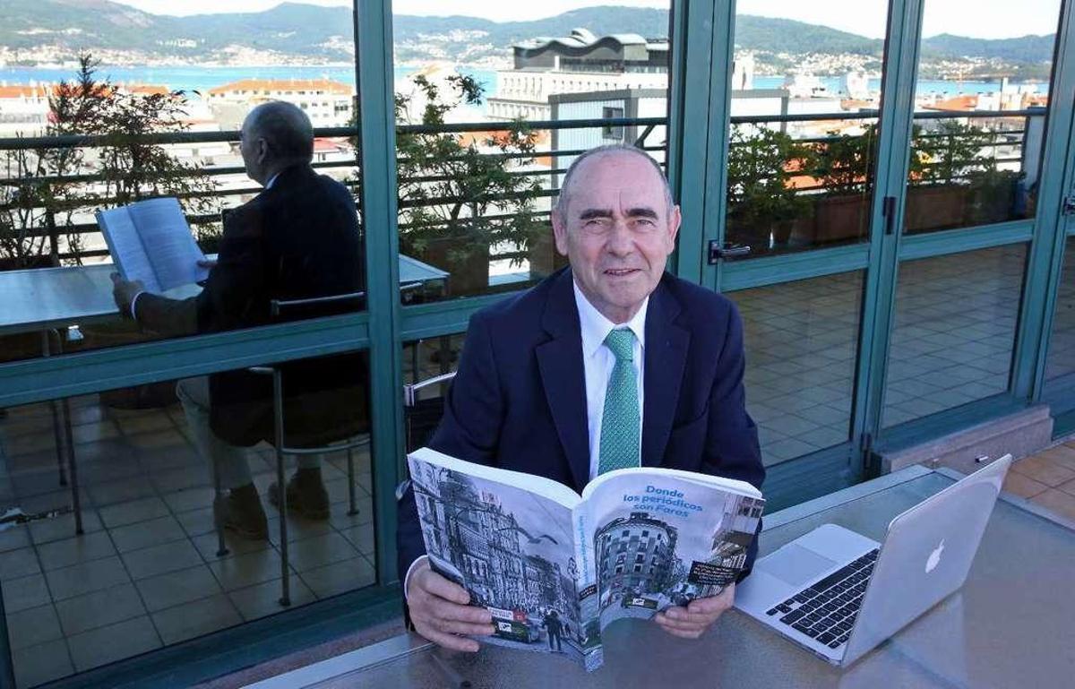 El Cronista Oficial de Vigo, Ceferino de Blas, en su domicilio junto al libro y con la ría de fondo. // M.G.B.