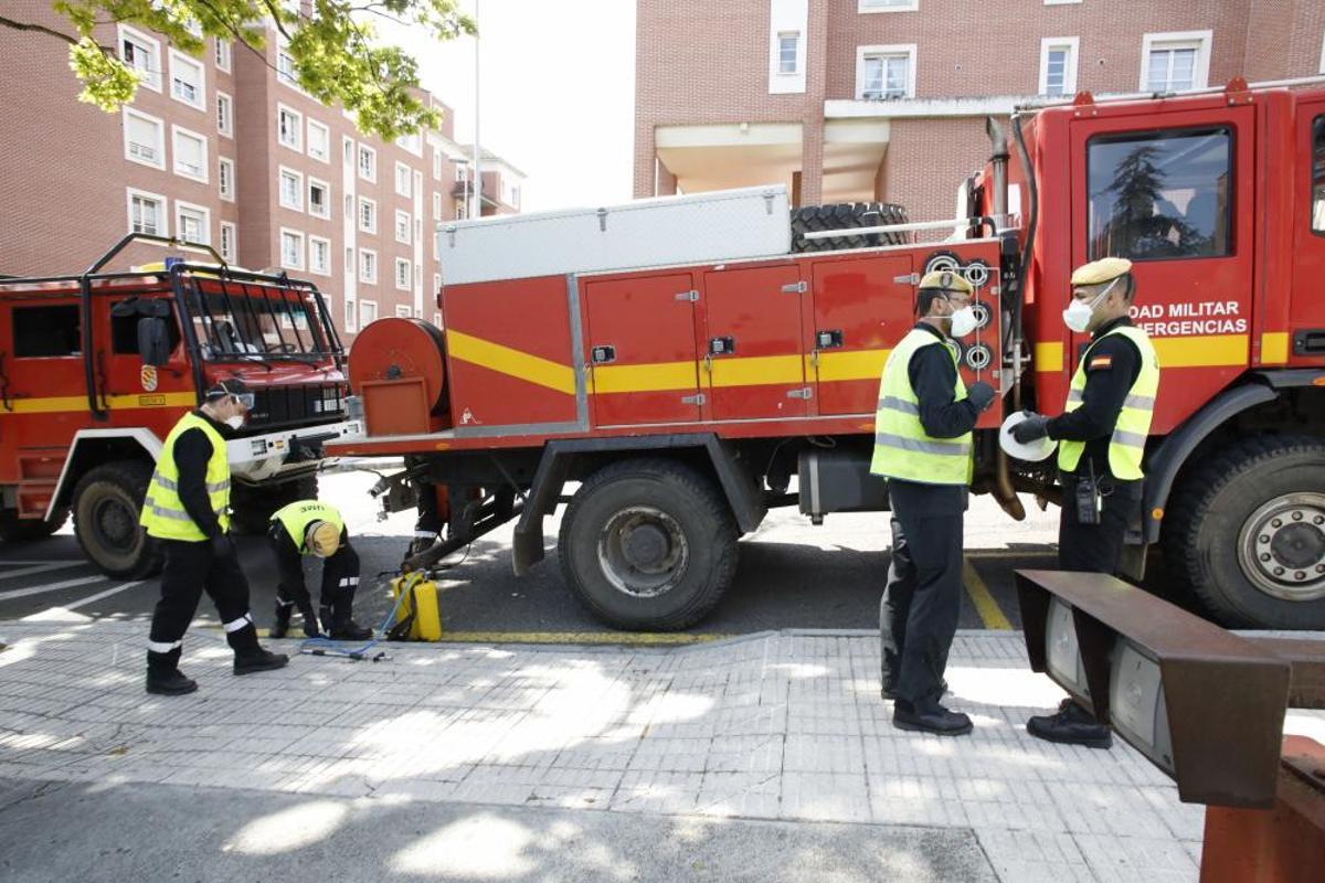 La UME desinfecta el centro de mayores de Jovellanos