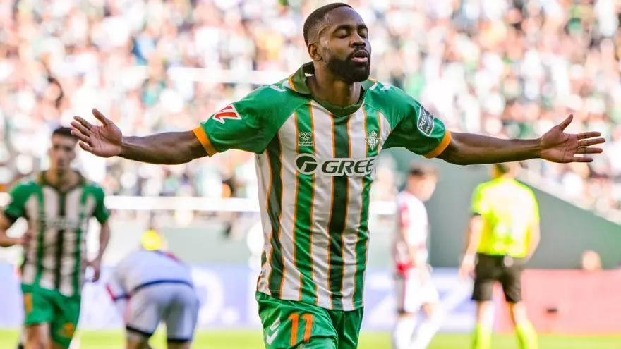 ¡Bakambu atrapó el rebote de Batalla y la encajó al fondo de la red!