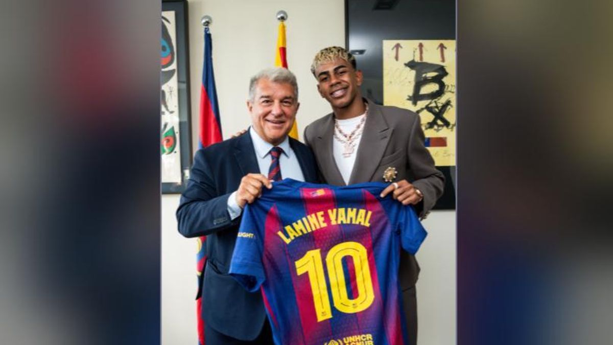 Lamine Yamal i Joan Laporta en una foto amb la camiseta que té el dorsal '10'