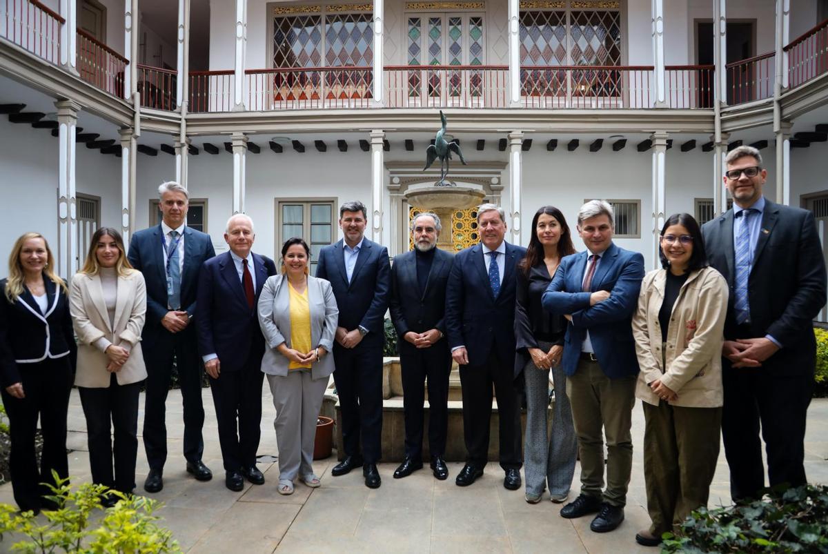 Casares, entre la eurodiputada del BNG Ana Miranda y el ministro del Interior de Colombia, Armando Benedetti.