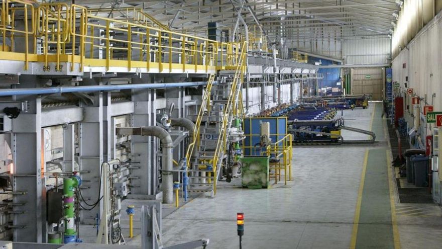 Avilés y Llodio, dos comarcas fabriles a las que la deslocalización rompe como el vidrio