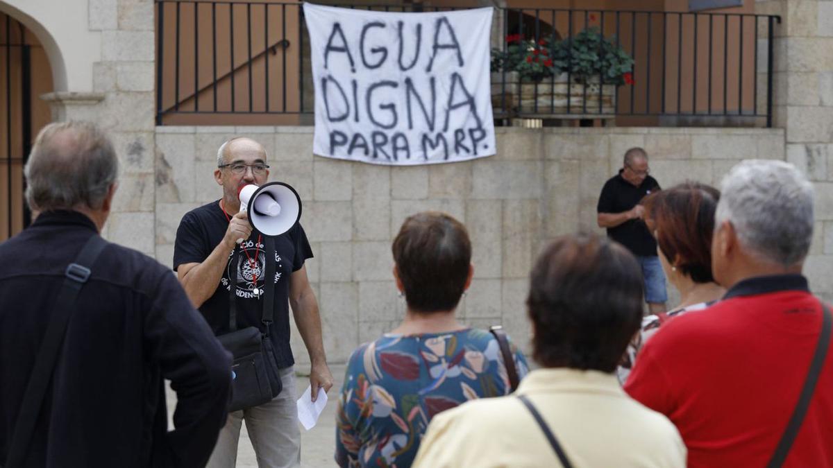 Manifestació de veïns i veïnes de Residencial Park reclamant «aigua digna», en una imatge d’arxiu. | ANIOL RESCLOSA