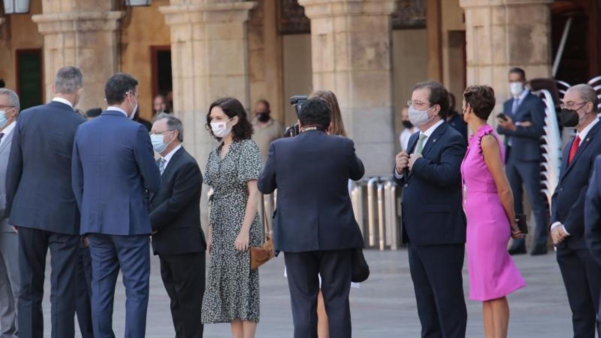 El rey Felipe VI y el presidente del Gobierno, Pedro Sánchez, saludan a los presidentes de las comunidades autónomas antes de la foto oficial de la XXIV Conferencia de Presidentes, el pasado 30 de agosto de 2021 en Salamanca.