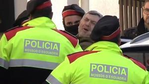 Jordi Magentí niega a gritos ante la prensa estar involucrado en el doble homicidio.