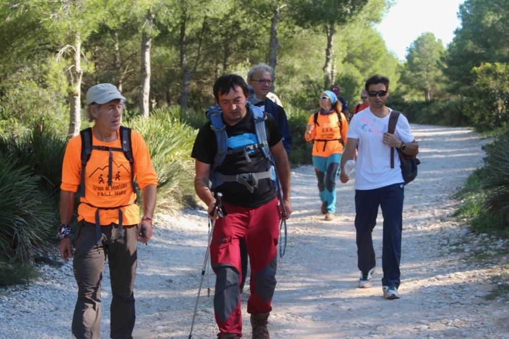 Una montañera ciega sube por primera vez al Montgó