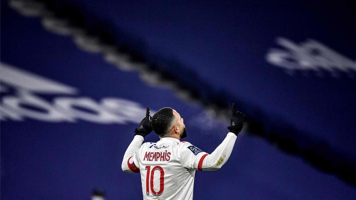 Memphis Depay celebra un gol con el Lyon.
