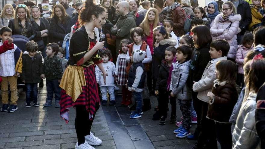 Participantes, ayer, en el sábado de piñata organizado por Sabia Nueva en Carreño Miranda.