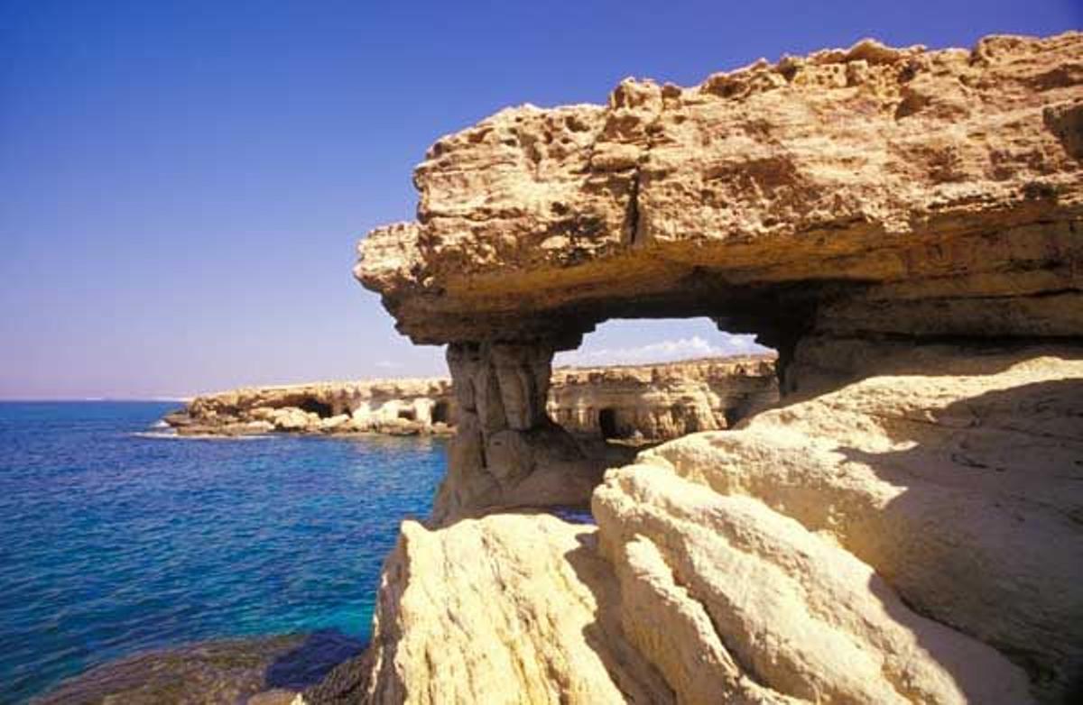 Cabo Greco con su famosa roca en las inmedioaciones de Lárnaca.