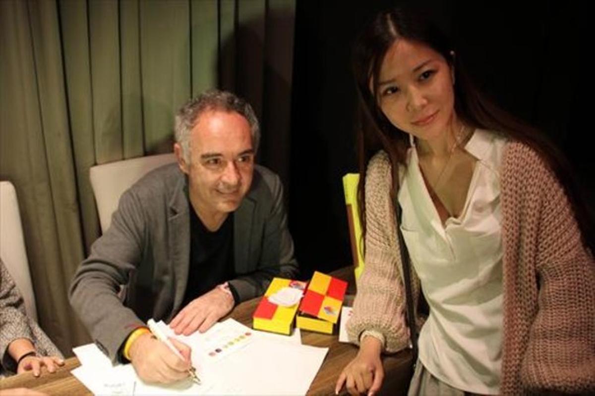 Ferran Adrià, ahir, firmant llibres a Pequín.