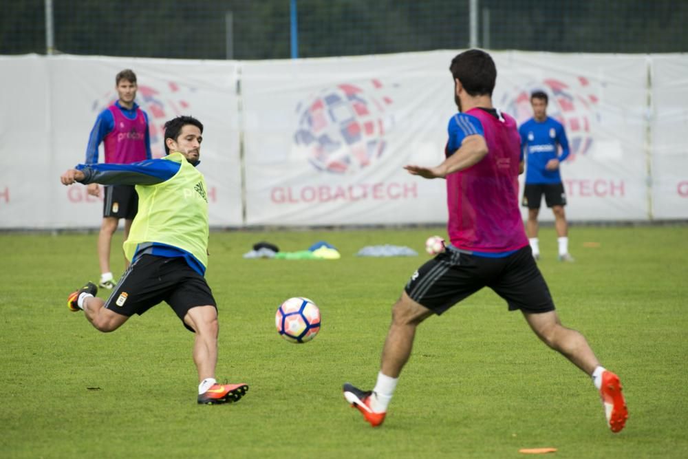 Entrenamiento del Real Oviedo con la visita del boxeador Aitor Nieto