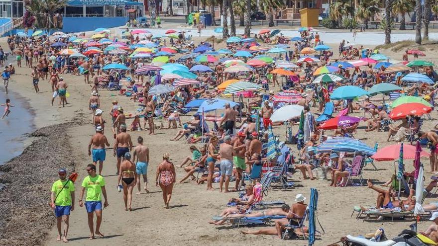 Torrevieja inicia la temporada de playas sin sillas de vigilancia ni hamacas