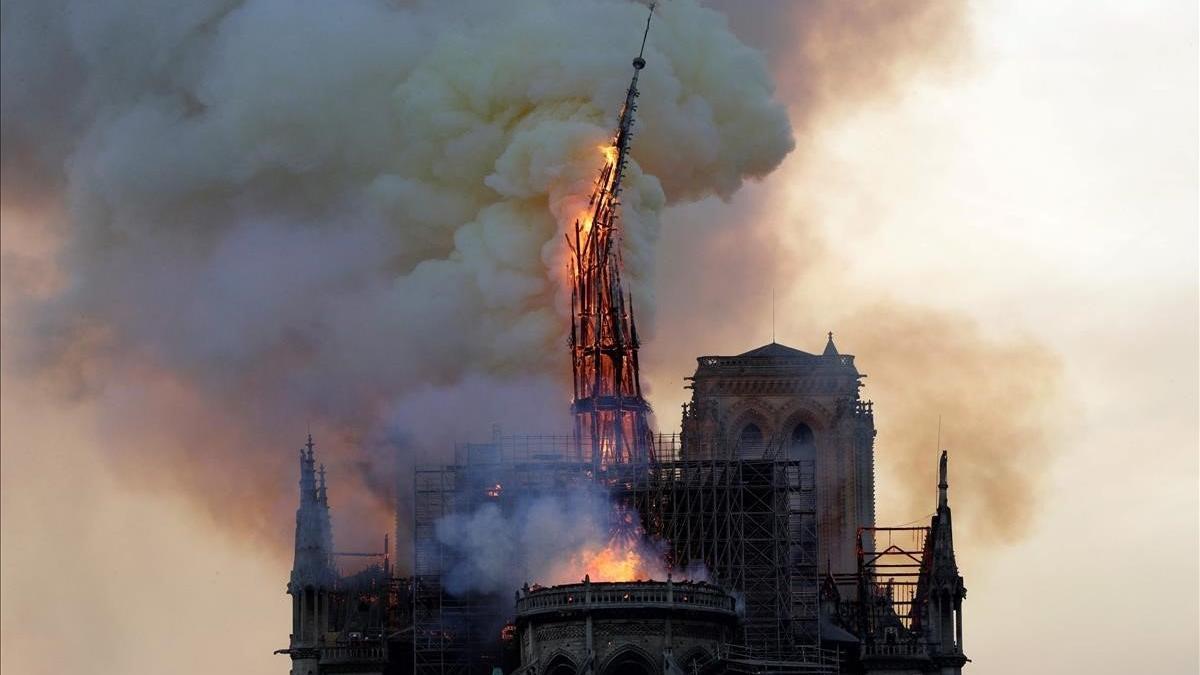 zentauroepp47772676 the steeple of the landmark notre dame cathedral collapses a190415202829