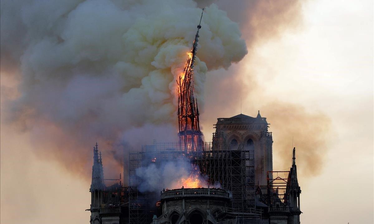 zentauroepp47772676 the steeple of the landmark notre dame cathedral collapses a190415202829