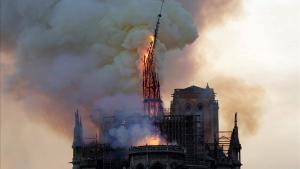 zentauroepp47772676 the steeple of the landmark notre dame cathedral collapses a190415202829