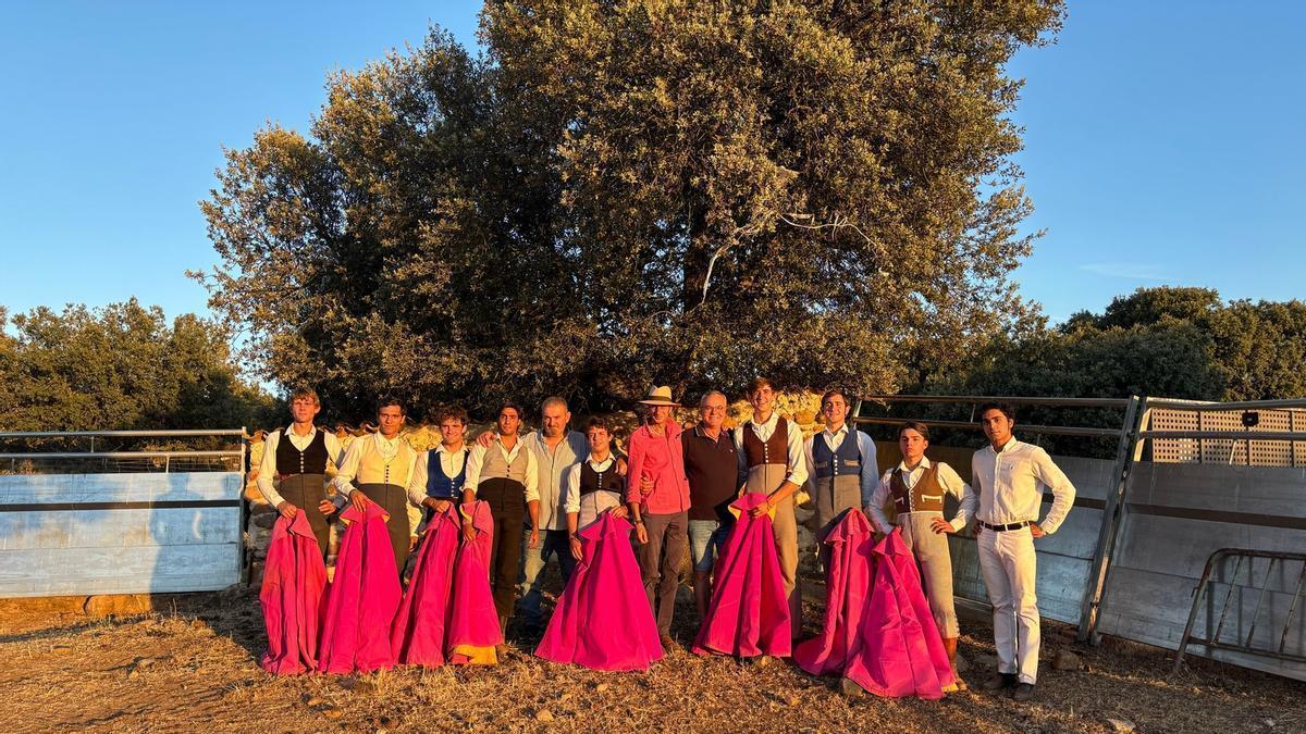 GALERÍA | Alumnos de la Escuela Taurina de Navas del Rey participan en una retienta en la ganadería Toros Villalpando