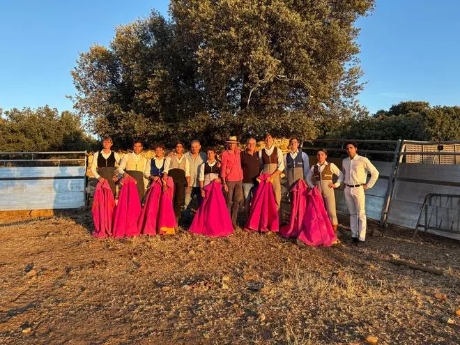GALERÍA | Alumnos de la Escuela Taurina de Navas del Rey participan en una retienta en la ganadería Toros Villalpando
