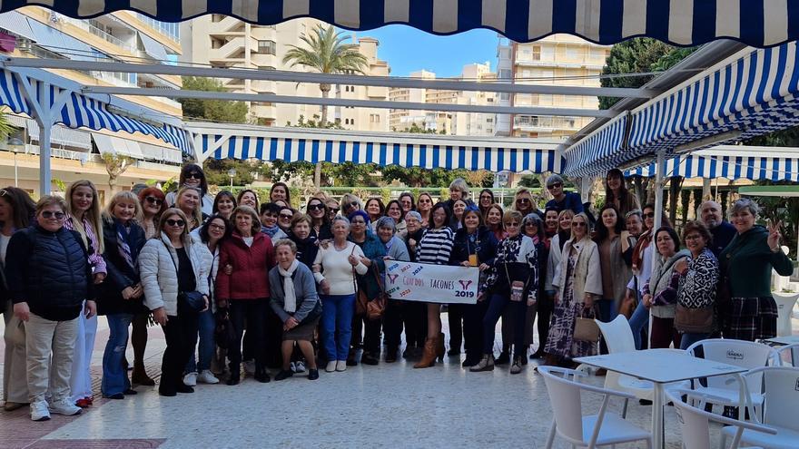 Más de 50 mujeres &quot;con dos tacones&quot; celebran el 8M en Alicante
