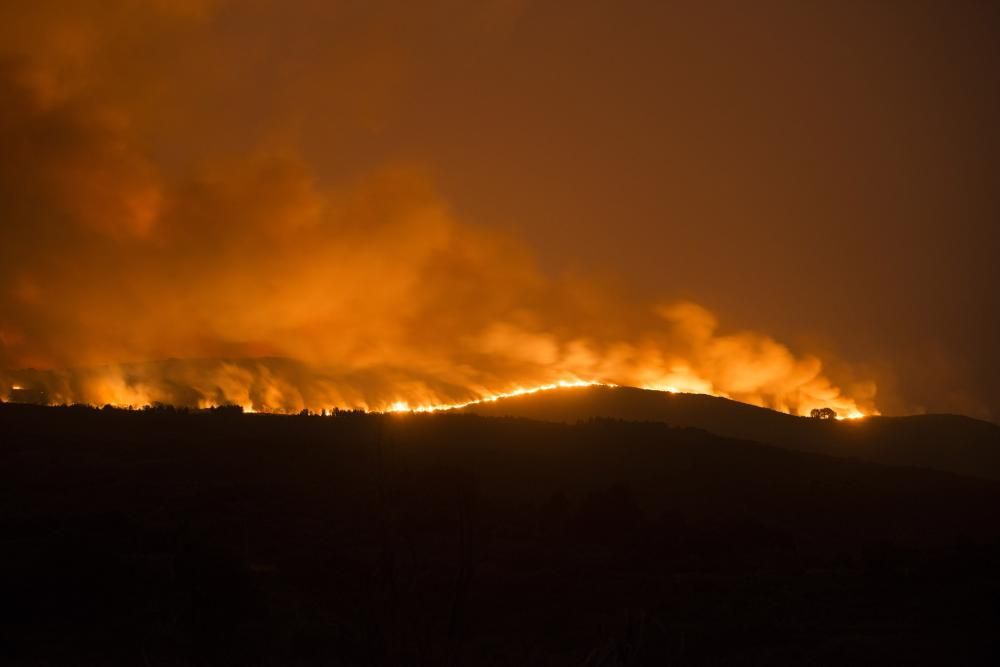 Oimbra sufre un incendio forestal // B.Lorenzo