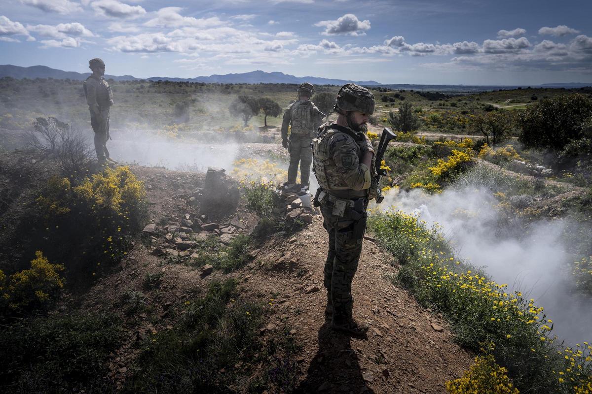 Soldados españoles observan el ejercicio en el que se han usado botes de humo.