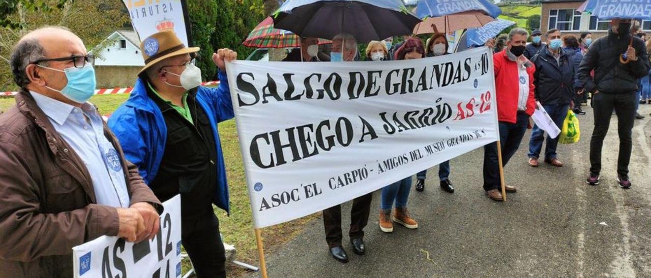 Una protesta celebrada en Boal por la mejora de la carretera. | A. M. Serrano