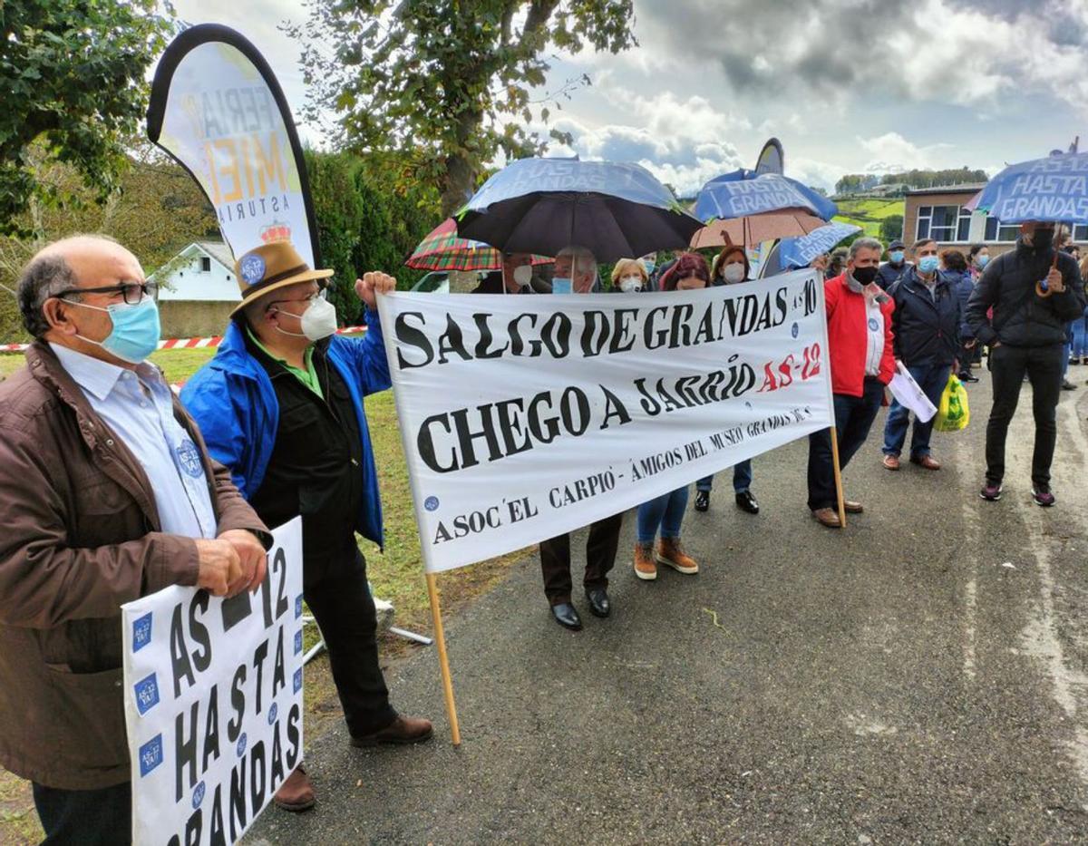 Una protesta celebrada en Boal por la mejora de la carretera. | A. M. Serrano