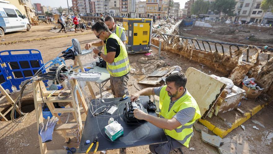 Las telecos pactan con el Gobierno compensar con rebajas en la factura a los clientes afectados por la dana