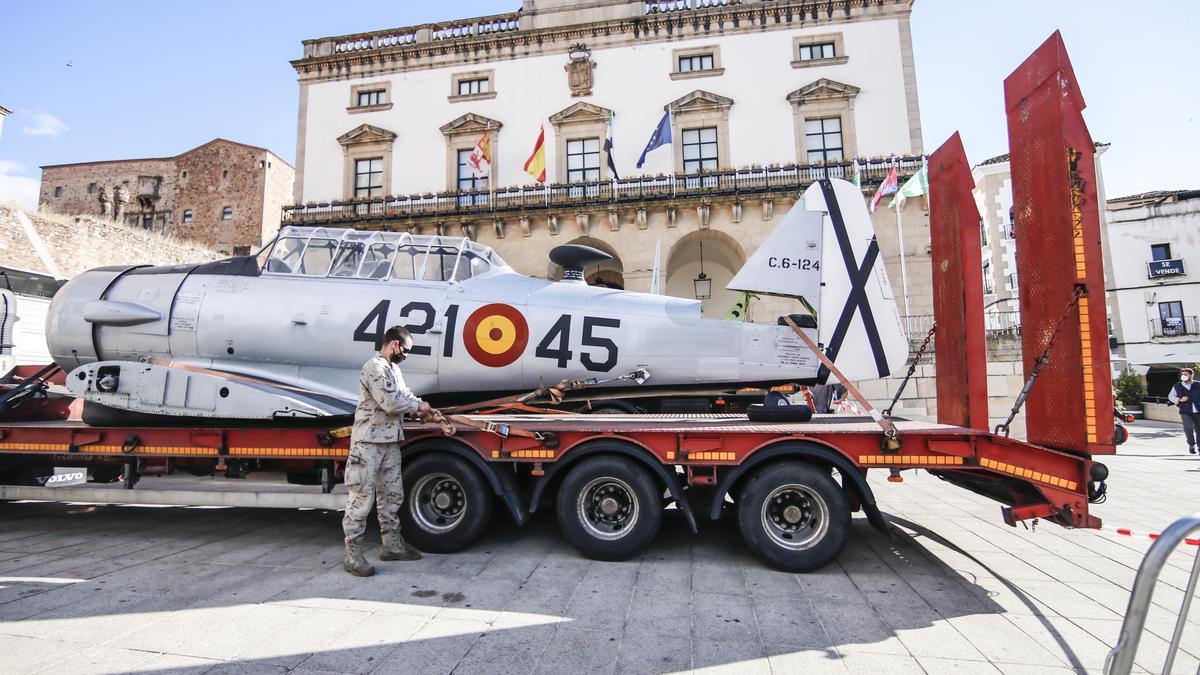 Uno de los operarios trabaja en el montaje de uno de los aviones en la plaza.