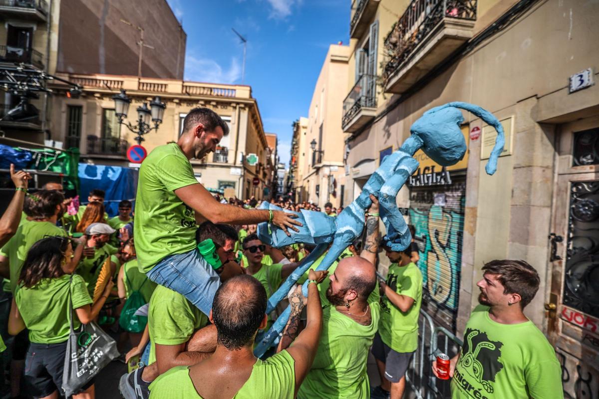 La calle Progrés se ha proclamado ganadora del concurso de decoraciones de la Fiesta Mayor de Gràcia de este año 2023. En esta ocasión, la temática en la que han trabajado los vecinos ha sido la película Bichos, bajo el nombre de Formigres.