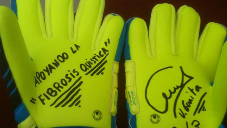 Guantes de Guaita firmados por el guardameta