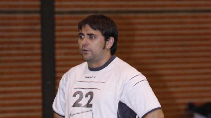 Eduardo García Valiente observa a sus jugadores durante un entrenamiento.