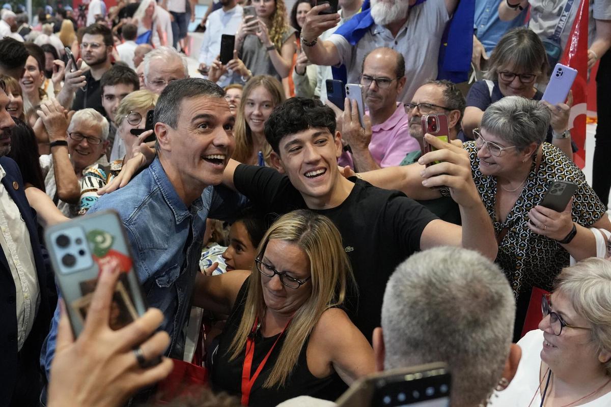 El presidente del Gobierno, Pedro Sánchez, se fotografía con asistentes a un mitin del PSOE en L'Hospitalet de Llobregat, durante campaña electoral de las europeas.