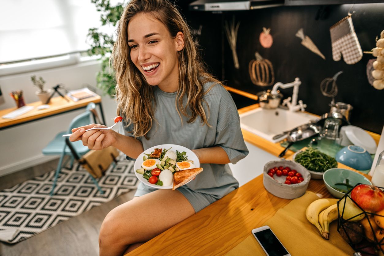 Mujer comiendo un plato saludable