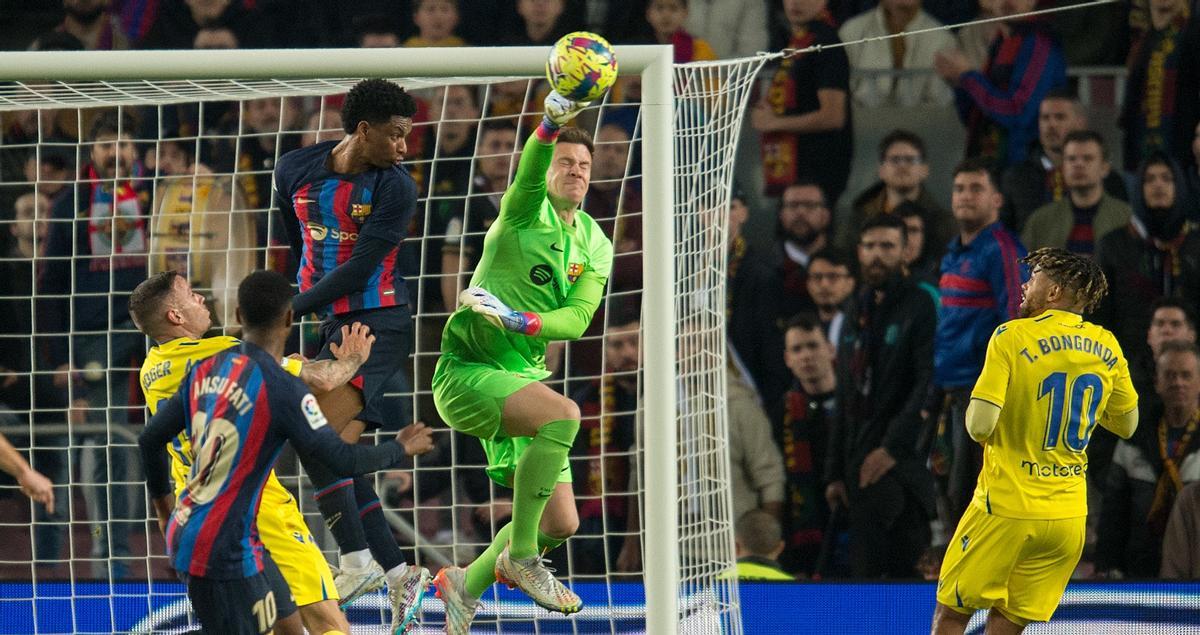 Ter Stegen despeja de puños en el Barça-Cádiz del Camp Nou.