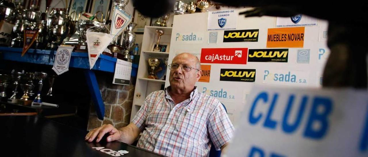 Luis Gallego en la secretaría del Marino, en el campo de Miramar.