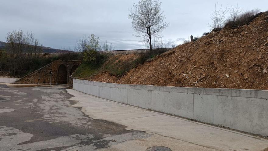 Arriba, resultado del paso subterráneo reformado en Sarracín. Abajo, estado de conservación de la carretera antes de las obras. | Ch. S.