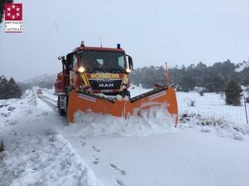 Las quitanieves trabajan para retirar la nieve caída en Els Ports.