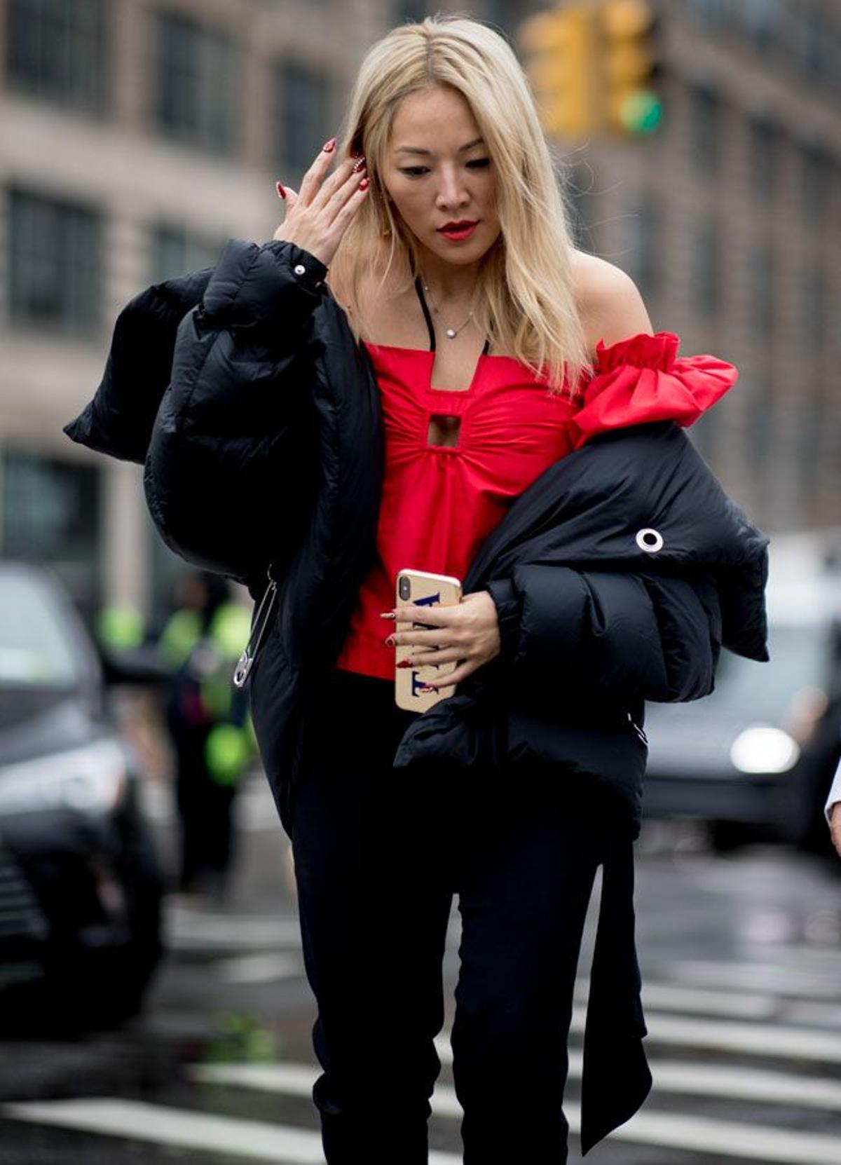 Street style en Nueva York: plumas crop negro