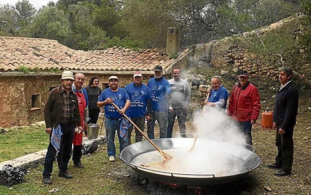 Sabrosas paellas y las últimas ‘panades’  se disputan el protagonismo de la jornada