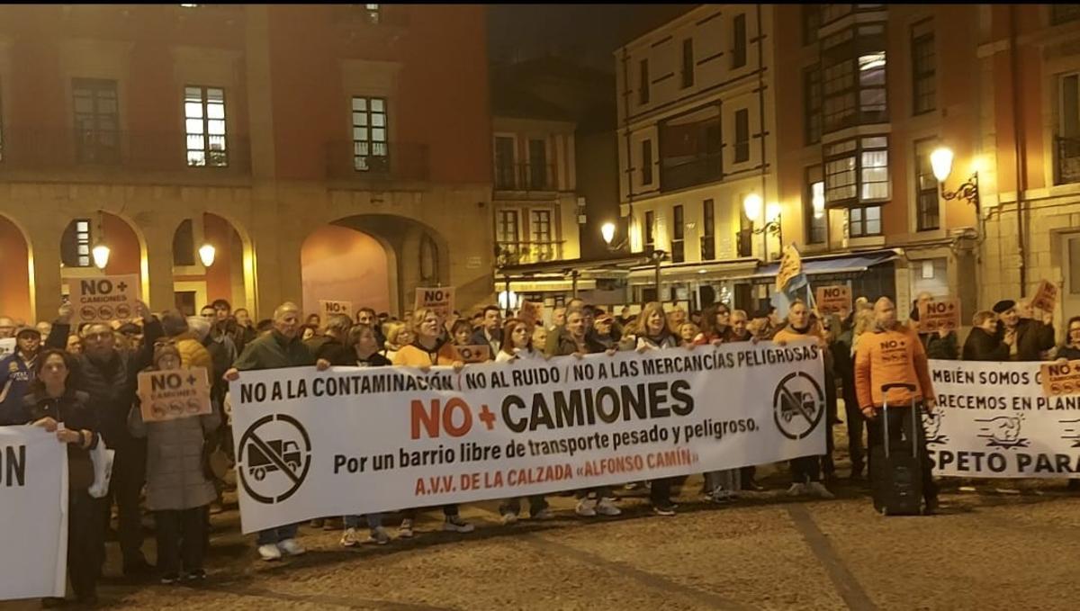 Con la lectura de un manifiesto concluye en la plaza Mayor una protesta que ha congregado a unas 700 personas. "¡Basta ya!", gritaron los presentes, hastiados de que el tráfico pesado atraviese a diario el corazón de La Calzada.