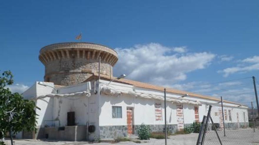 Imagen de esta semana del antiguo cuartel, cerrado y tapiado desde 2016, con la Torre de la Illeta detrás.