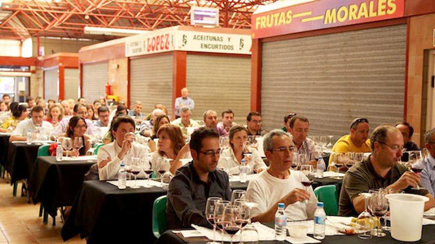 Cata de vinos realizada en el Mercado Municipal.