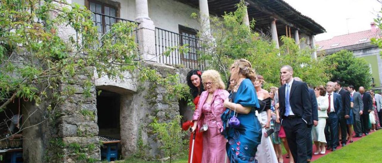 Procesión de invitados en una boda en Luanco.