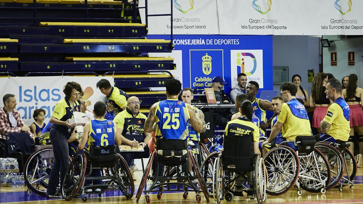 Jonay Caraballo da instrucciones a su equipo durante un tiempo muerto.