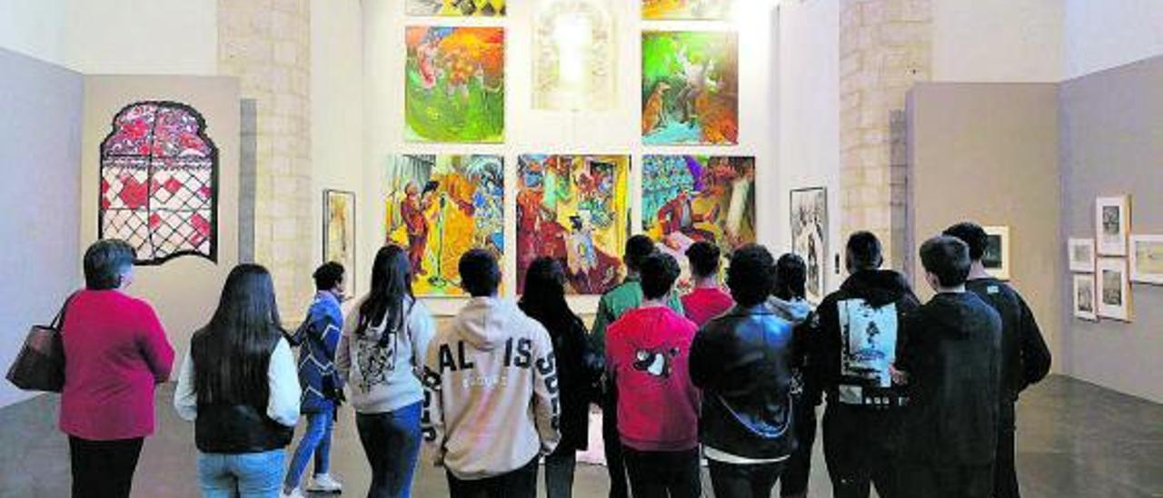 Alumnos del Pardo Tavera escuchan las explicaciones de la guía sobre un retablo en San Agustín. | M. J. C.