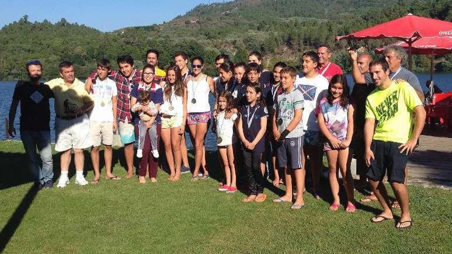 Un grupo de participantes posa en el escenario de la competición.