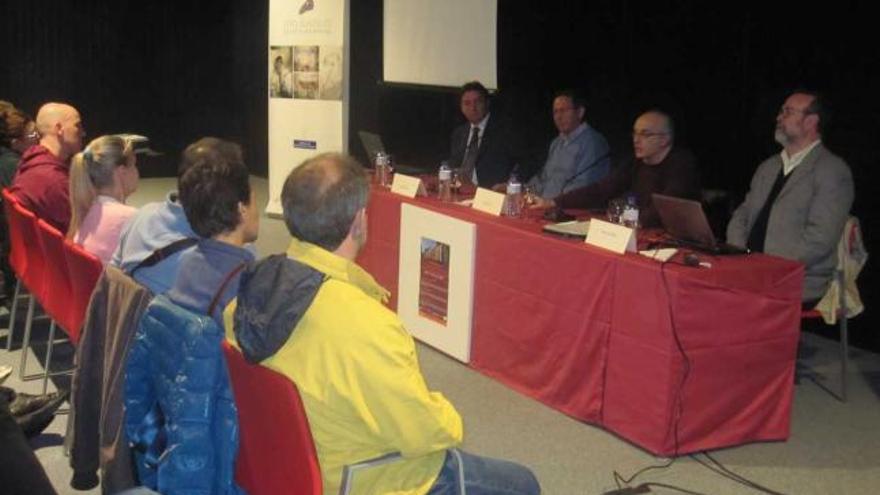 Por la izquierda, Hernanz, Menéndez, Camino y De Balbín, durante la conferencia en Ribadesella.