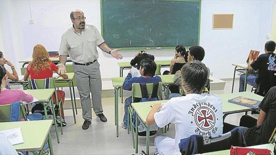 Educación evalúa el impacto de que el profesorado extremeño vuelva a 18 horas lectivas